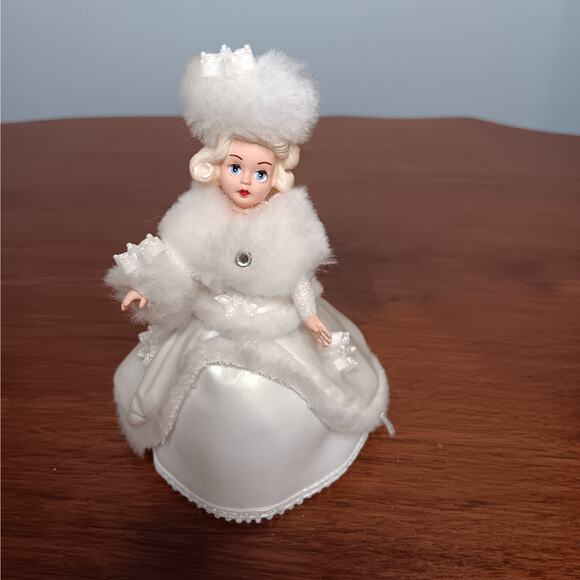 🎄2 for $12 Hallmark Winter Wonderland Collector's Series Madame Alexander 2002 - Picture 2 of 5
